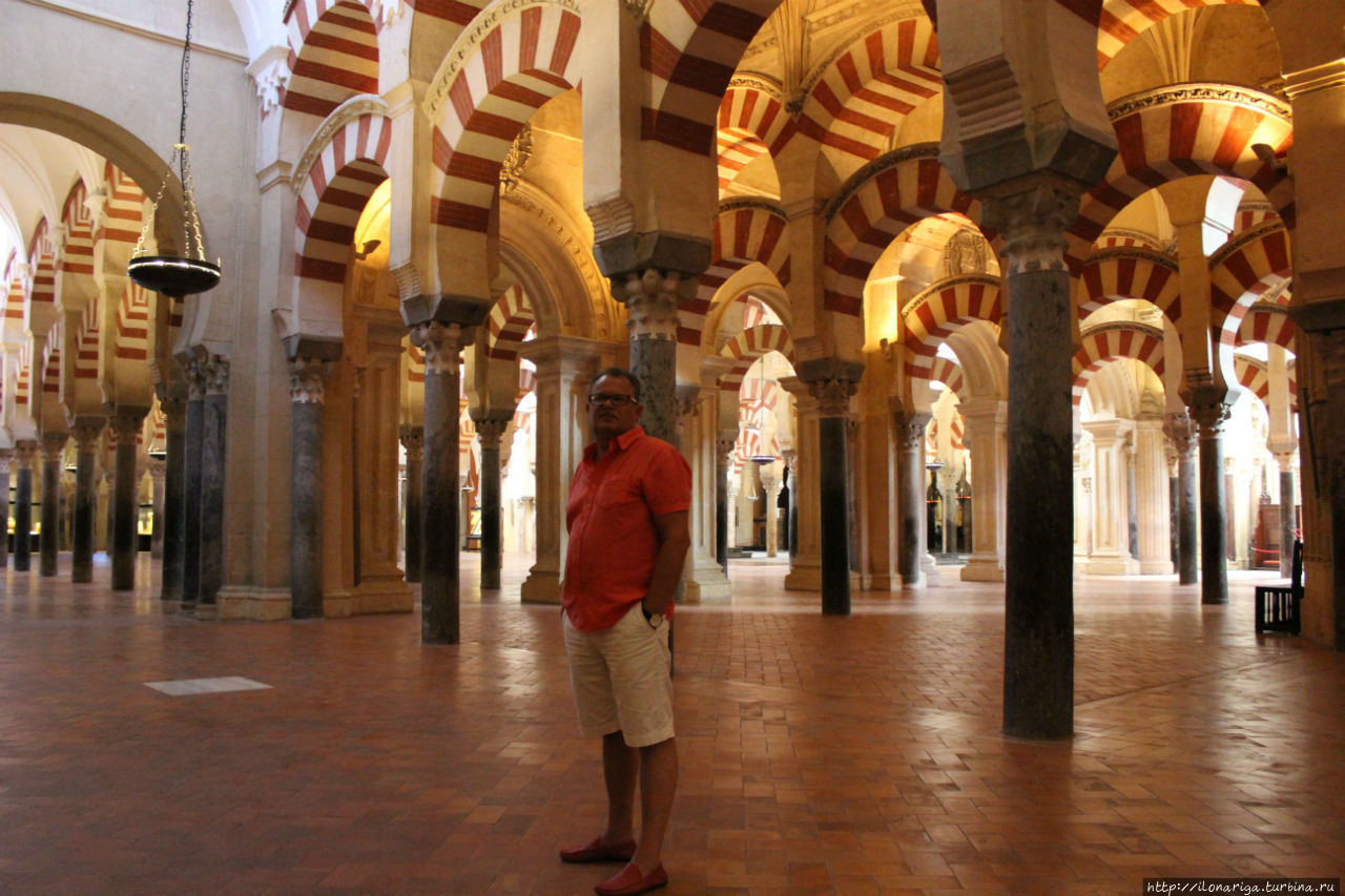 В каком же цвете идти в Мескиту, если не в красном? Ответ налицо!