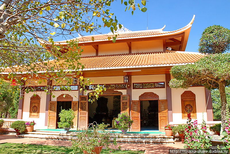 Монастырь в пригороде Далата Далат, Вьетнам