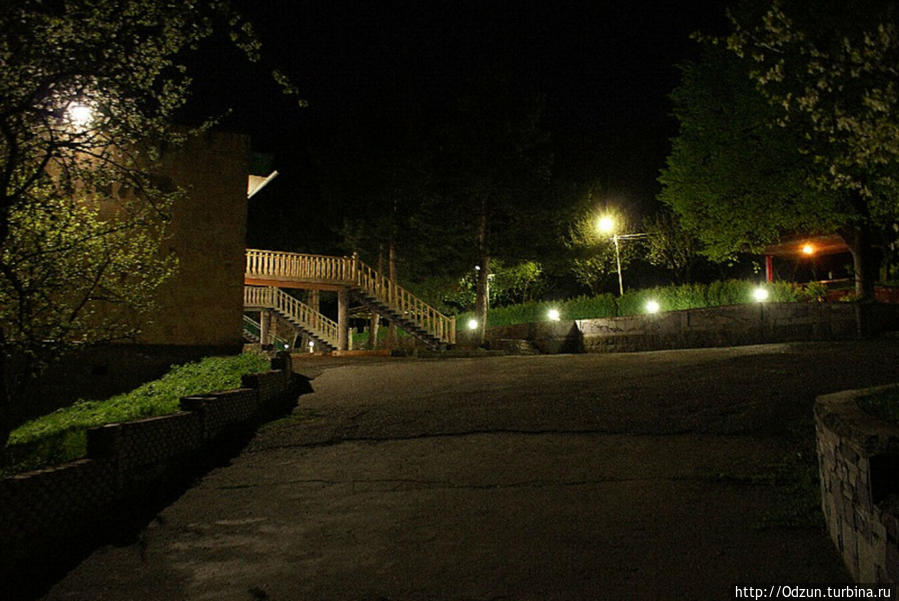 так выглядит отель ночью.. Одзун, Армения