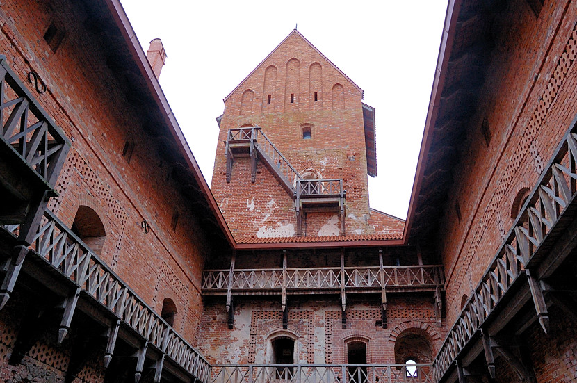 Башня, но вон на ту лестницу не пускают даже летом Тракай, Литва