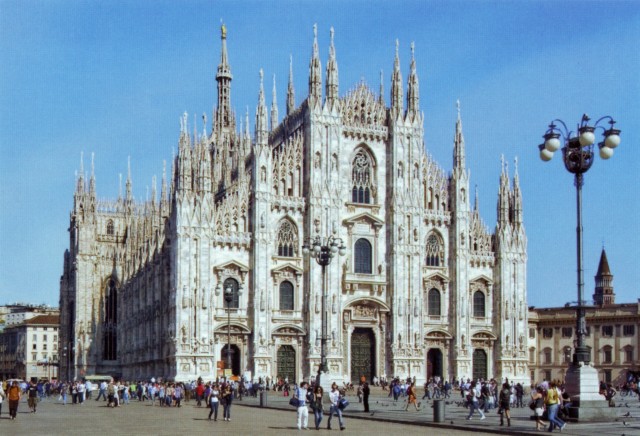 А так Дуомо выглядит днем Милан, Италия