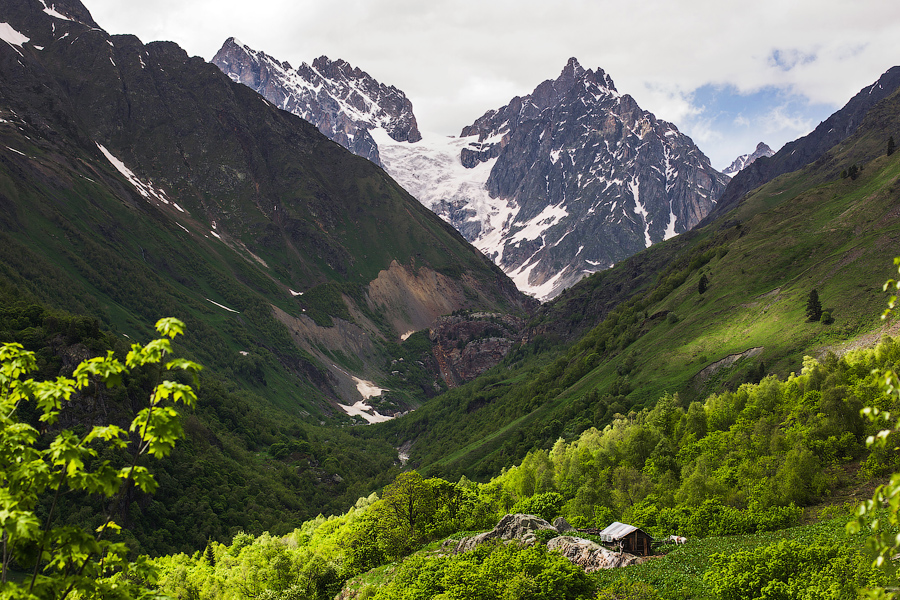 И вскоре нам открылся такой вид... Дыхание замирает, когда впервые в жизни видишь ледник, пусть даже и с далека.. 
Маленький домик, как оказалось позже, — пограничники.. За этими вершинами уже Кабардино-Балкария.