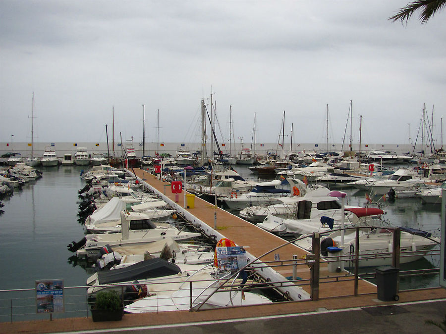В центре набережной расположилась марина — пристань для небольших яхт и катеров, а рядом целый райончик ночных баров и клубов. Марбелья, Испания