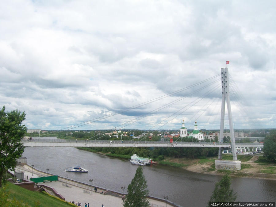 Прогулка по набережной Туры в середине лета Тюмень, Россия