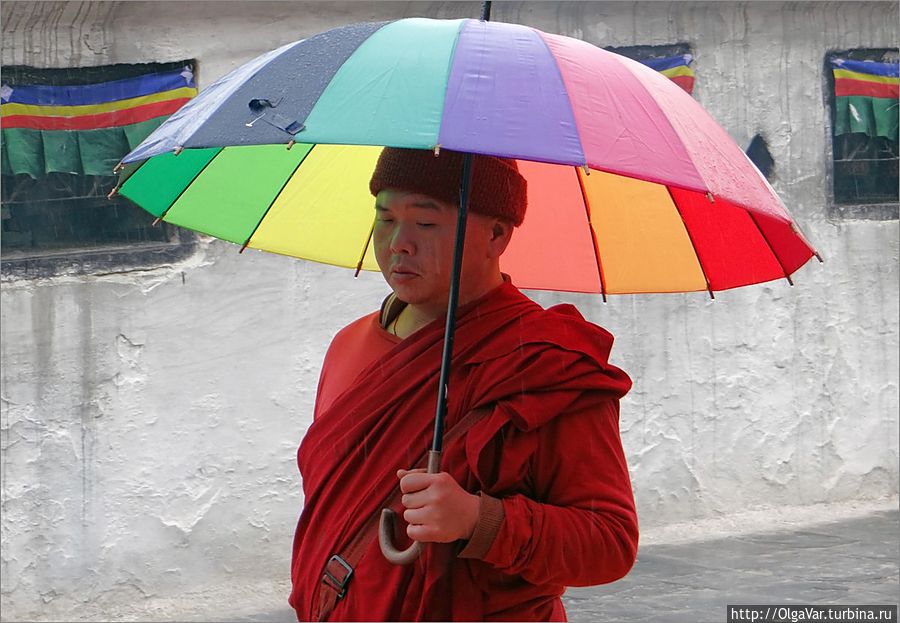 А вот и монах с радужным зонтиком Катманду, Непал