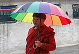 А вот и монах с радужным зонтиком