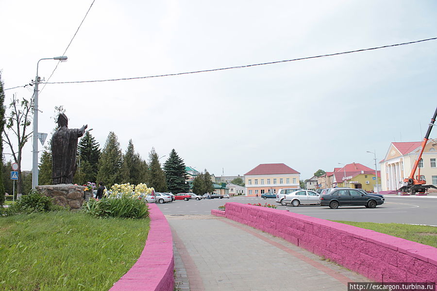 Но вот мы наконец выходим к главной площади с какими-то страшно-розовыми заборами... Воложин, Беларусь