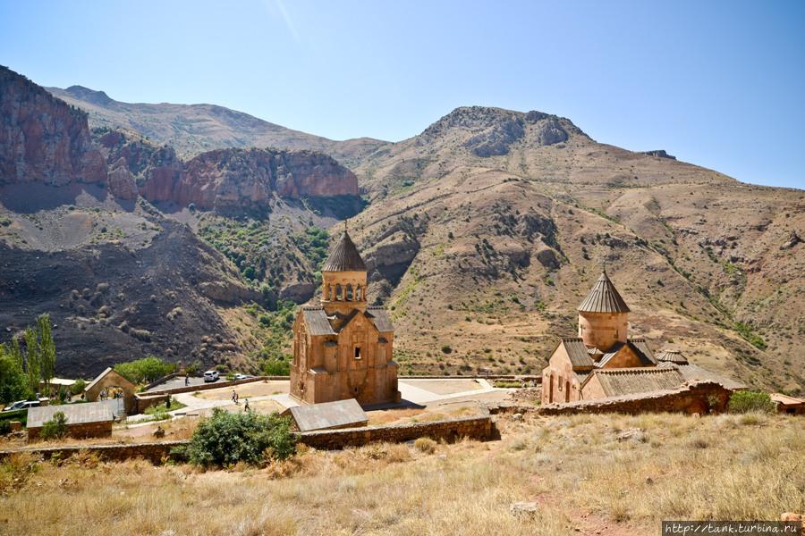 На территории монастыря находятся церковь Сурб Карапет (Святого Иоанна Крестителя) с часовней и церковь Сурб Аствацацин (Святой Богоматери). Хор Вирап Монастырь, Армения