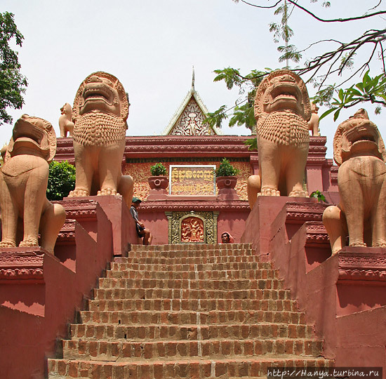 Ват Пном, или Храм на горе. Стражники дварапалы (или якшасы), львы-чинти охраняют вход в храм. Фото из интернета Пномпень, Камбоджа