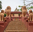 Ват Пном, или Храм на горе. Стражники дварапалы (или якшасы), львы-чинти охраняют вход в храм. Фото из интернета