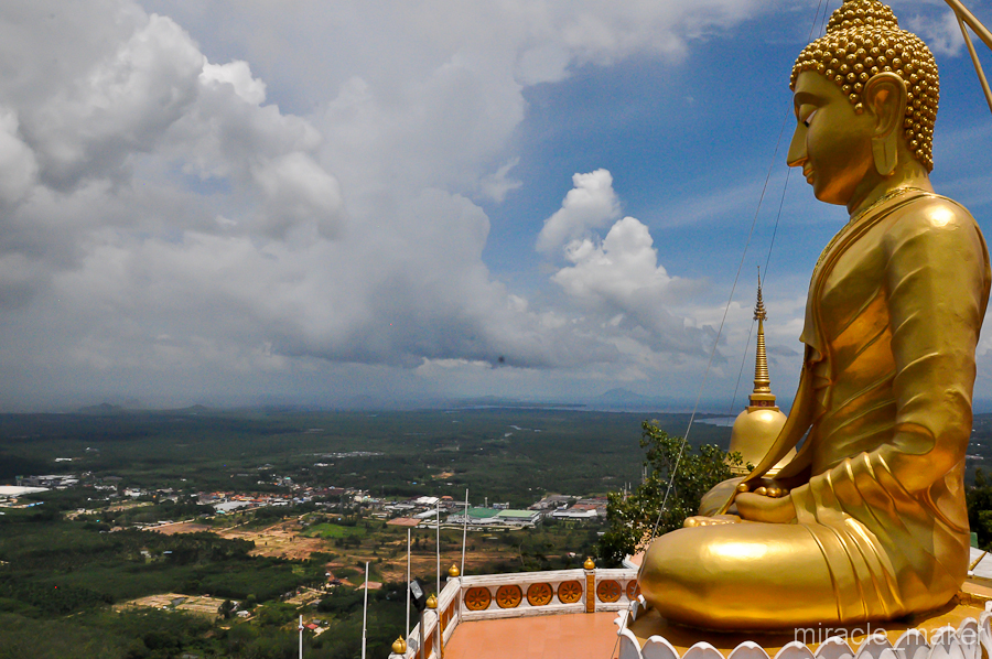 Благодаря солнцу днем и электрической подсветке ночью, Будда как маяк виден еще задолго до подъезда к самой горе. Краби, Таиланд