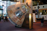 Спускаемый аппарат космического корабля Аполлон. Из всего огромного комплекса, состоявшего из ракеты Сатурн-5 и Аполлона, только эта маленькая капсула возвращалась на Землю.