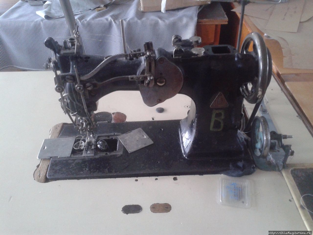 Раритетная швейная машинка начала века в цехе фабрики. Катунки, Россия