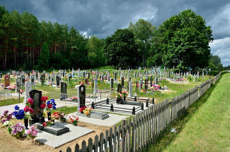 В Белоруссии неожиданно празднично оформлены кладбища. И все время не в лесу, как у нас в Эстонии, а на поляне. Каменец, Беларусь
