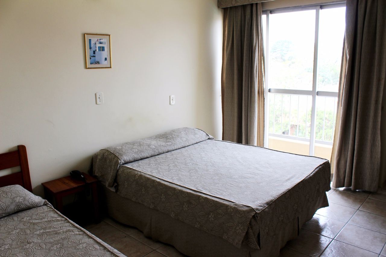 В каждом стандартном номере умещаеются и одна двуспальная кровать и одна односпальная Лорена, Бразилия