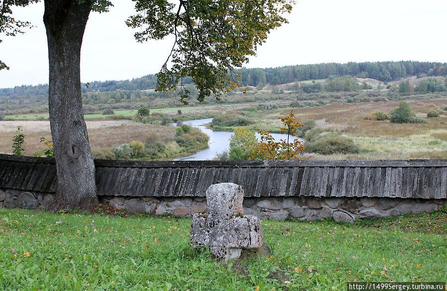 Старый могильный крест. Пушкинские Горы, Россия
