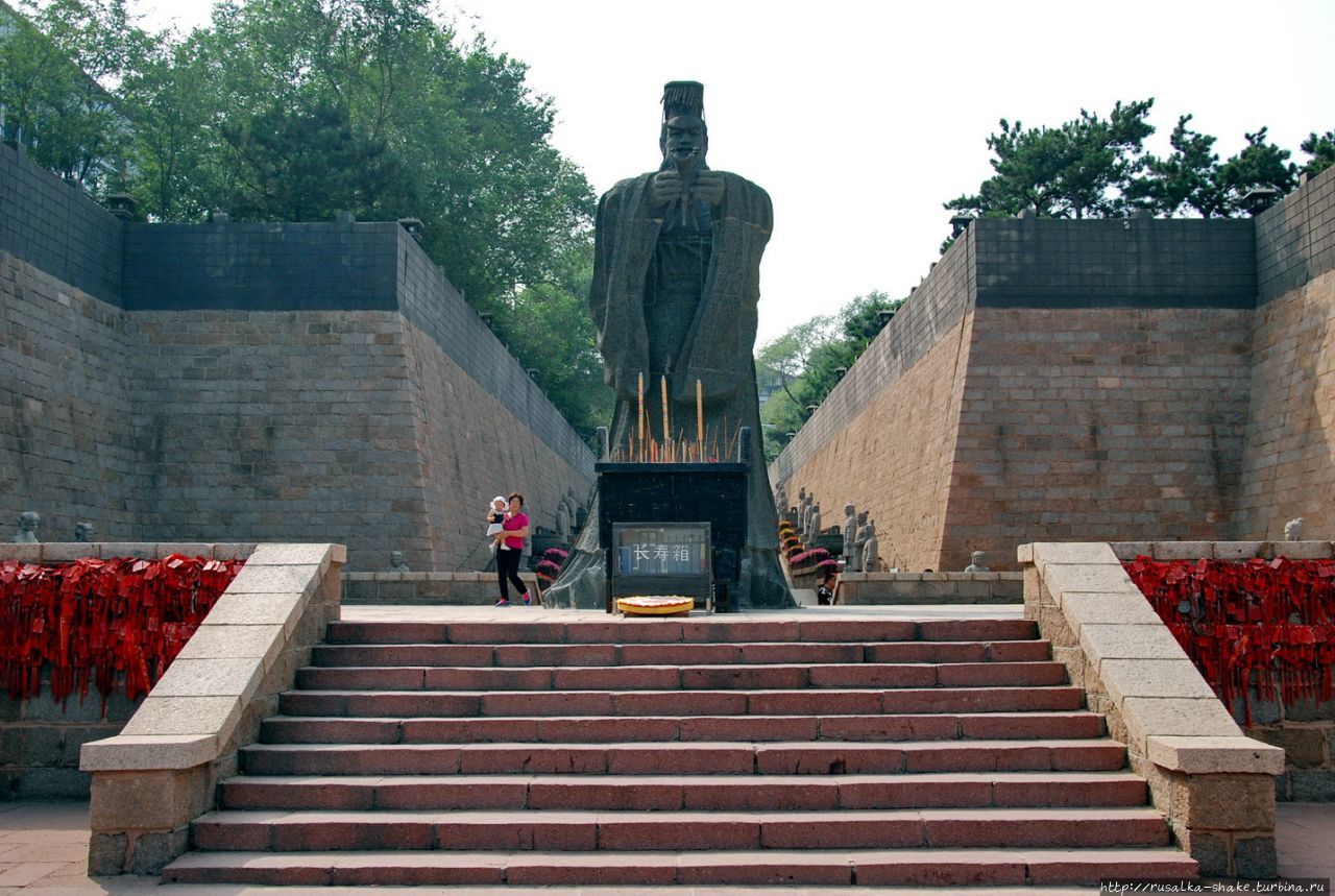 Памятник Циньшихуанц Циньхуандао, Китай