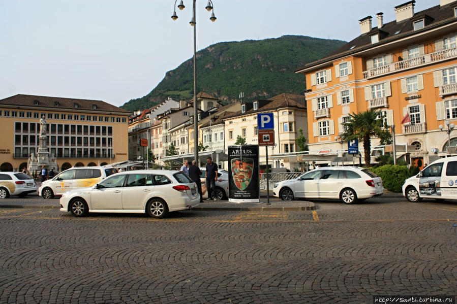 Вот в эту точку площади приезжает музейное такси — к рекламе текущей выставки Рункельштейна. Бользано, Италия