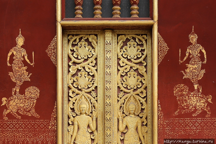 Храмовый комплекс Ват Сене Сук Харам. Здание Wat phra chao pet soc. Дверной узор. Фото из интернета Луанг-Прабанг, Лаос