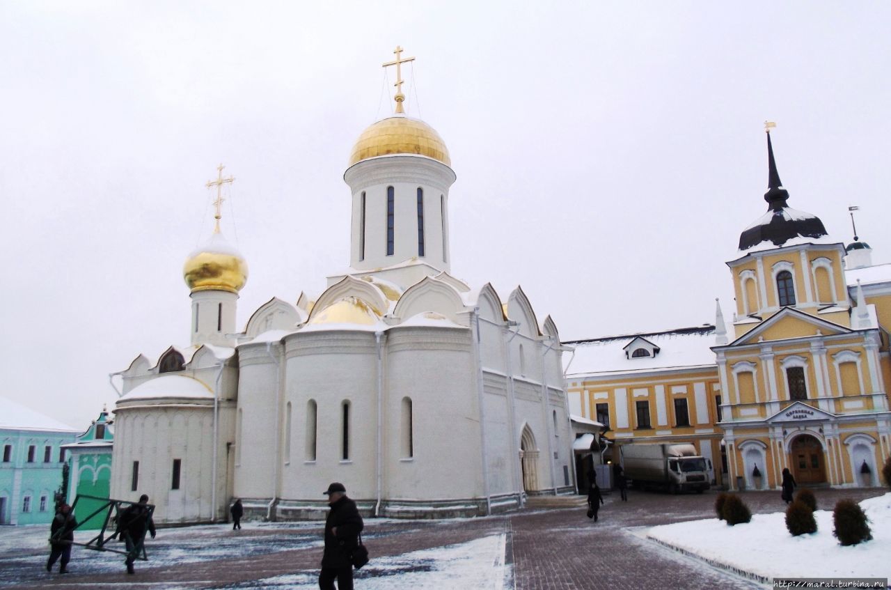 Троицкий собор (1422-23) с мощами преподобного Сергия Радонежского — главный храм лавры, придел слева — Никоновская церковь Сергиев Посад, Россия