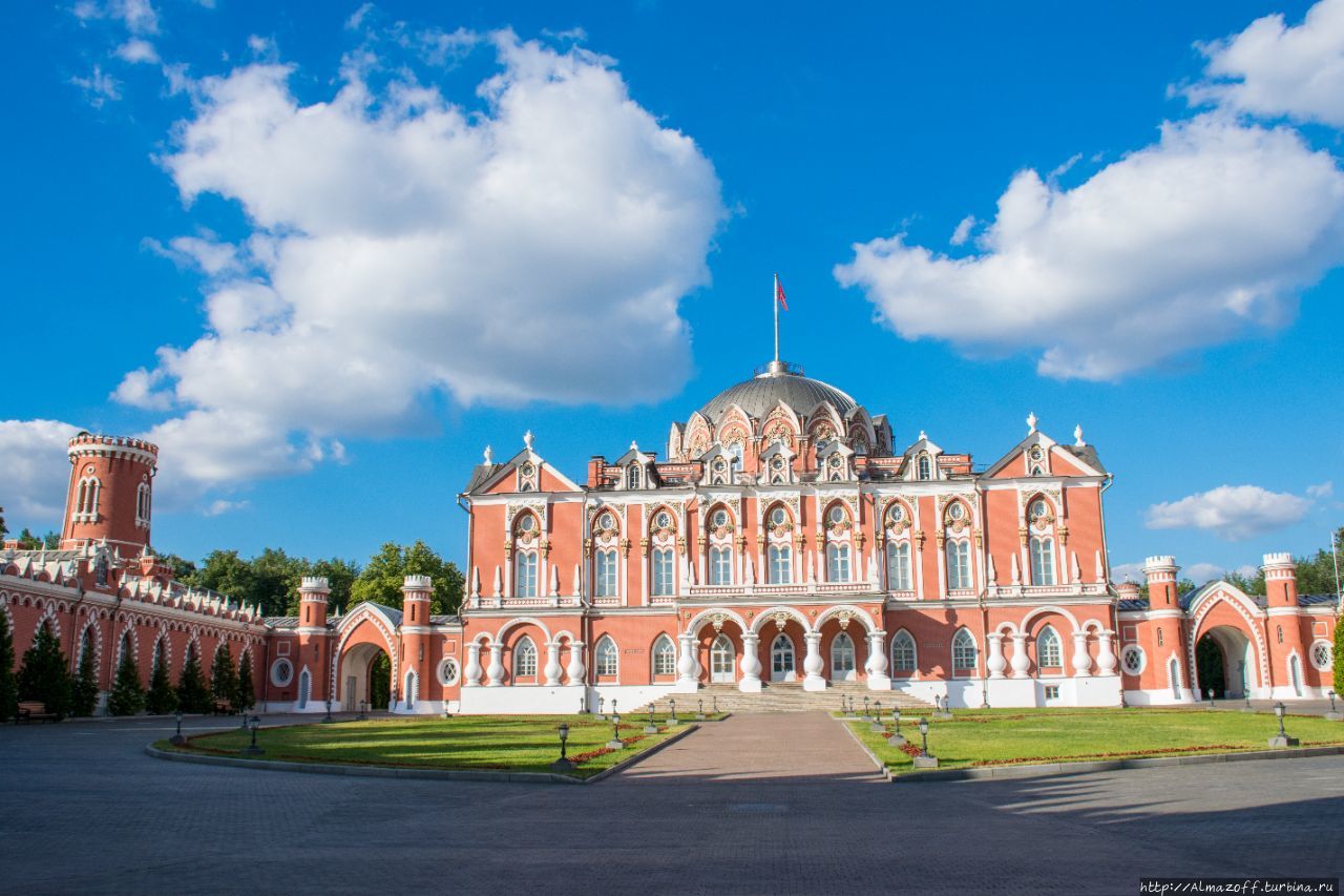 Большой петровский дворец