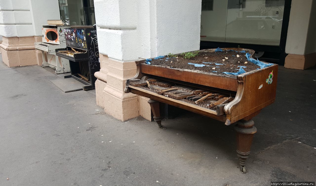 И даже увидели что-то вроде инсталляции, то ли на тему музыки, то ли на тему мусора... Будапешт, Венгрия