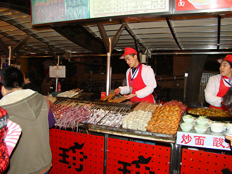 Ночной рынок Дунхуамэнь Пекин, Китай