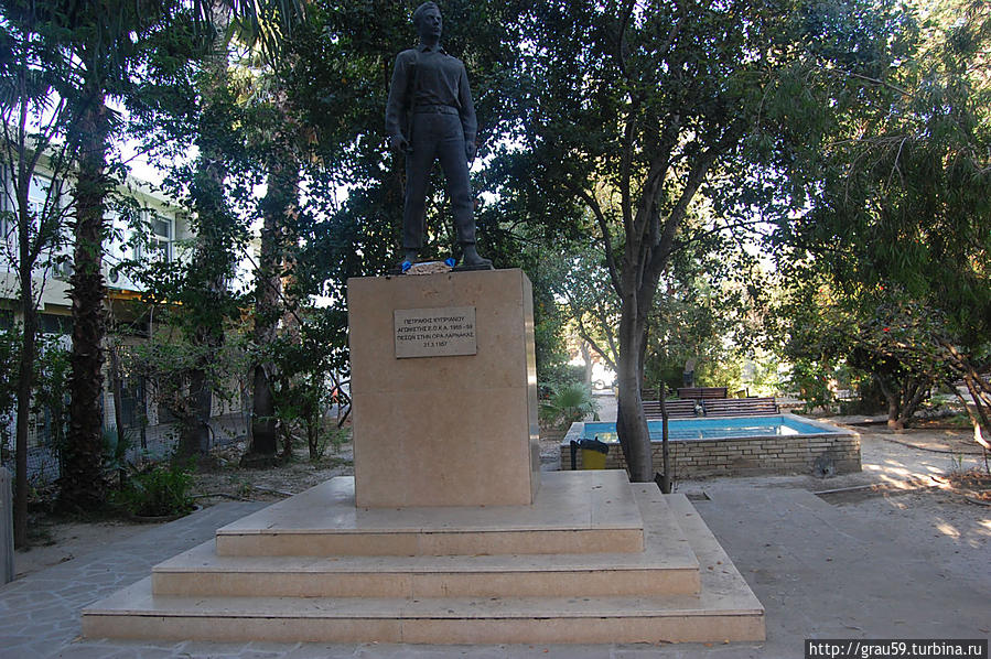 Памятник Петракису Киприану Ларнака, Кипр