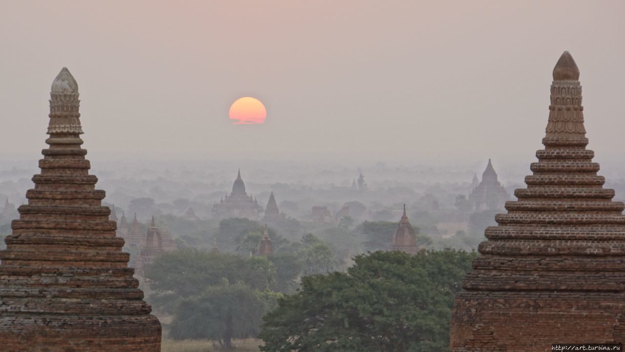 чтобы приветствовать следующим утром встающее солнце Баган, Мьянма