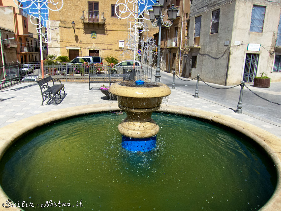 Небольшой фонтанчик перед церковью Чанчана, Италия