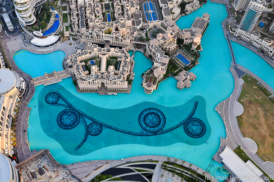 У подножия Бурдж Халифы расположены знаменитые Дубайские фонтаны. Шоу начинается в 18.00 и повторяется каждые тридцать минут.