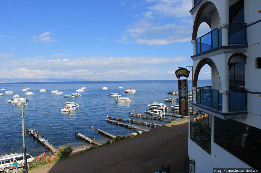 Наш отель. Как видно, днем на озере начинает светить солнце и поднимается теплая погода. Арекипа, Перу