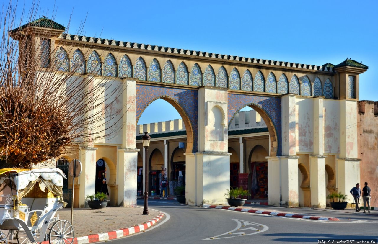Сувенирная лавка в медине Мекнес, Марокко