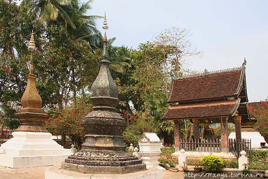 Павильон Сидящего Будды в Сиенгтхонг Вате. Фото из интернета Луанг-Прабанг, Лаос