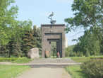 Памятник жертвам радиационных катастроф находится в парке Академика Сахарова (Пискарёвский пр. — пр. Маршала Блюхера).