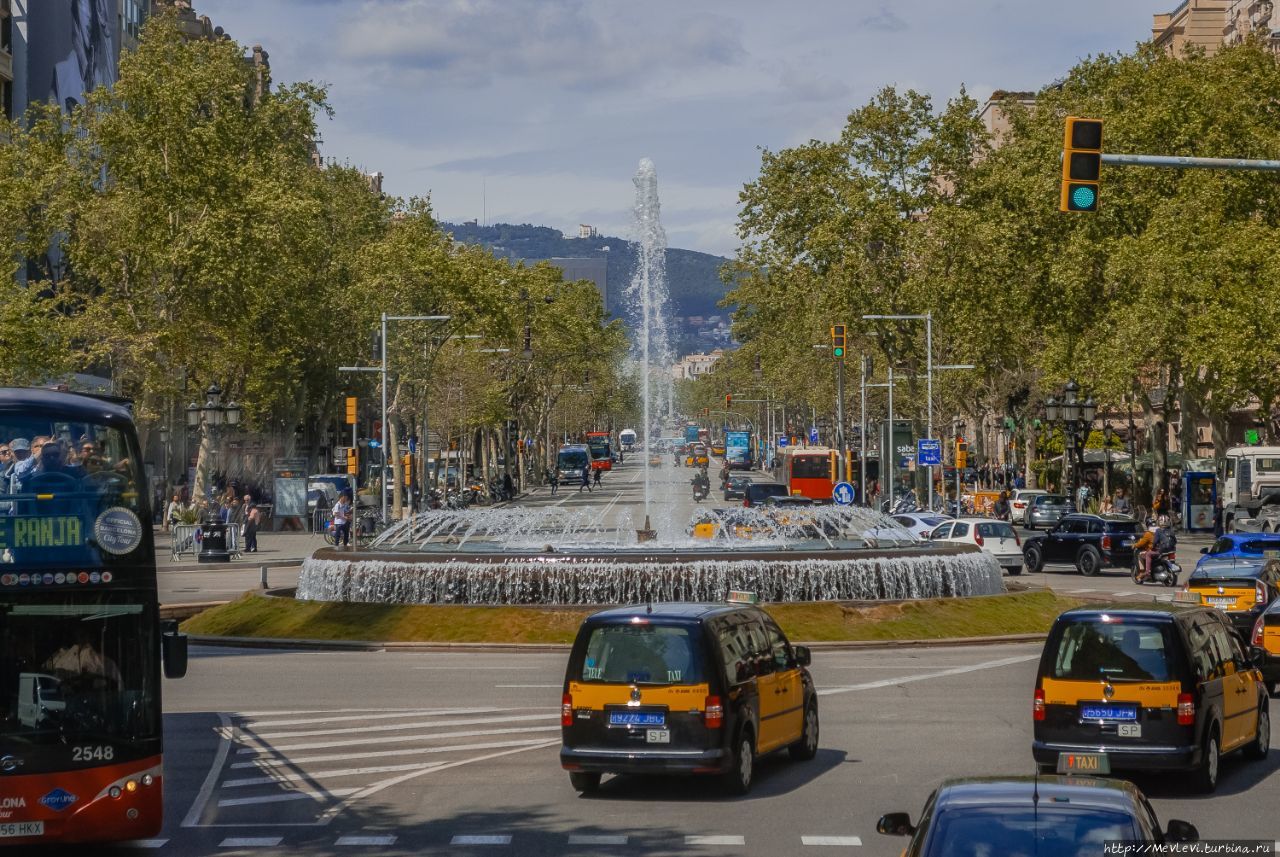 Прекрасный фонтан в Барселоне Барселона, Испания