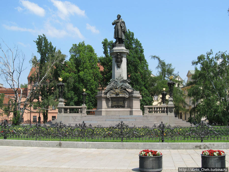 Памятник Адаму Мицкевичу  — великому польскому поэту. Был возведен в конце ХIX века (1898 г.) в канун столетия со дня его рождения. Варшава, Польша