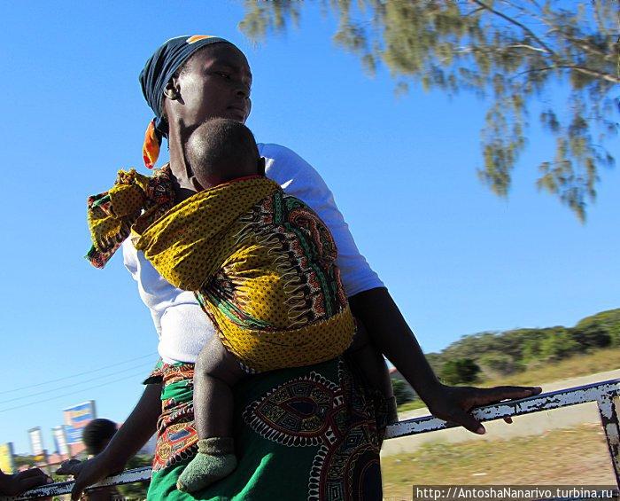 Девушка с ребёнком по дороге в Маканету. Мозамбик