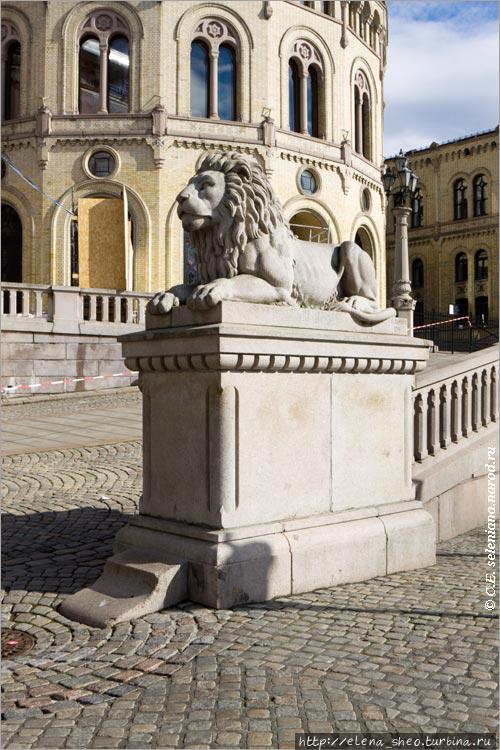 12. Перед зданием парламента лежат два льва, это один из них. Осло, Норвегия