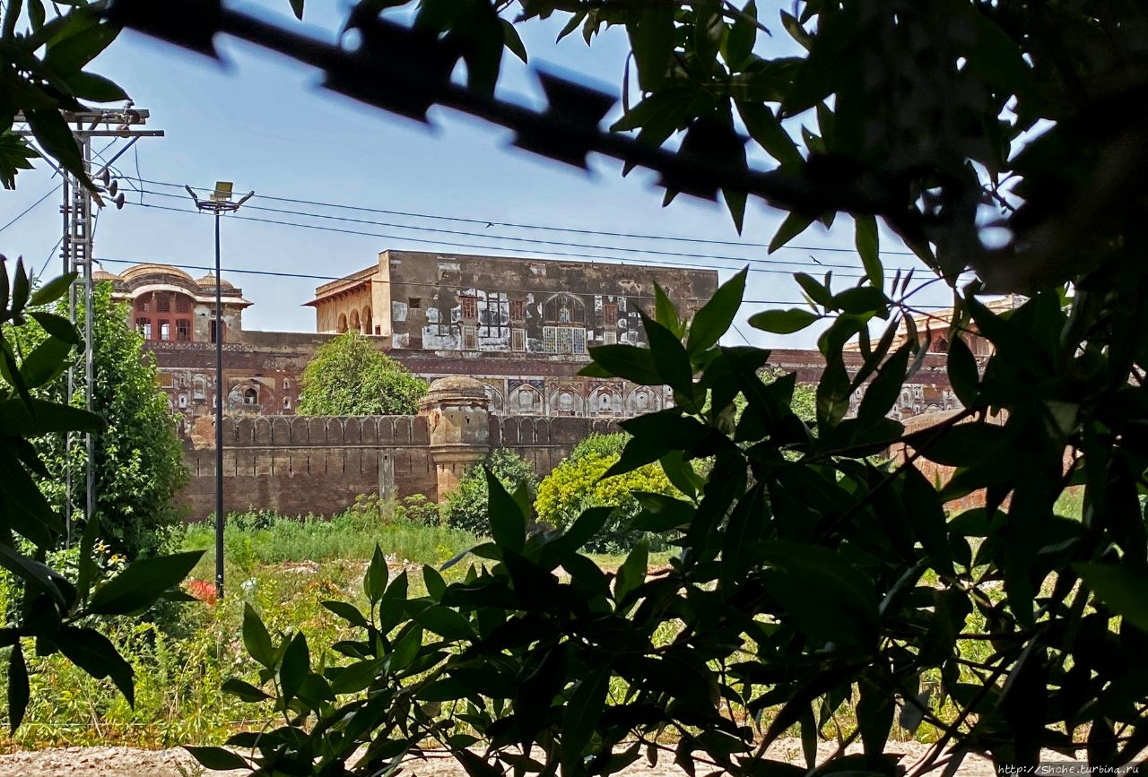 Форт и сады Шалимар в городе Лахор в условиях ковид-локдауна