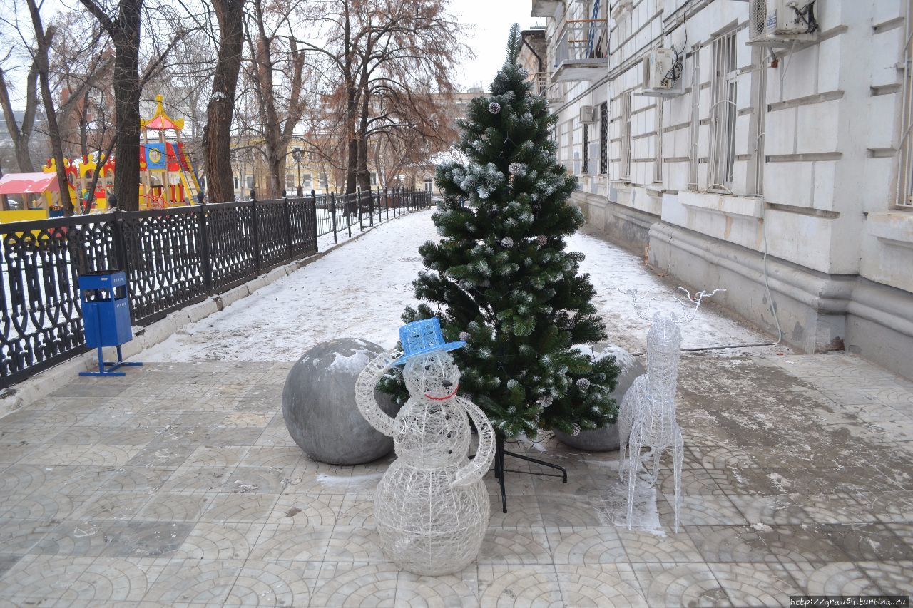 Город в предновогодней суете: Дед-Морозы, ёлки и яркие огни Саратов, Россия
