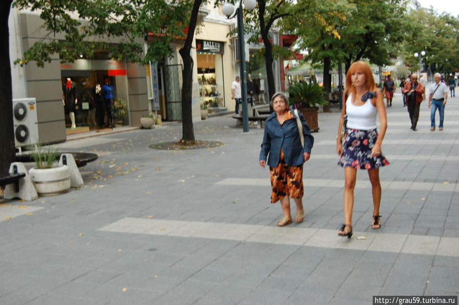 Бургас. Люди на улицах
