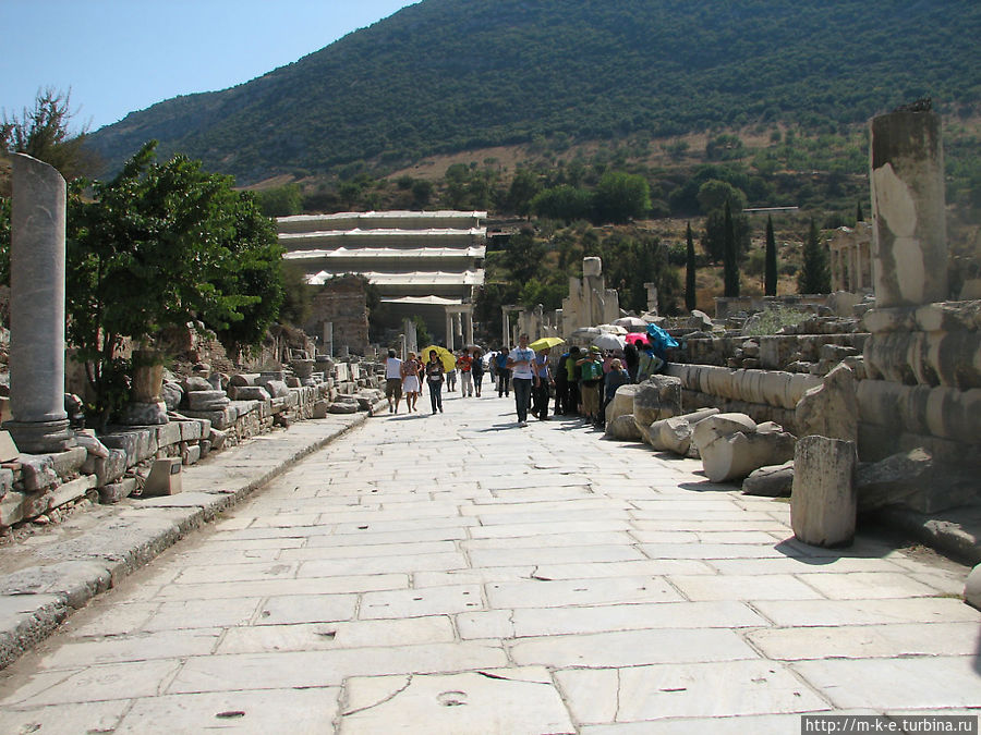 Мраморная улица . Толпа туристов у рекламы публичного дома