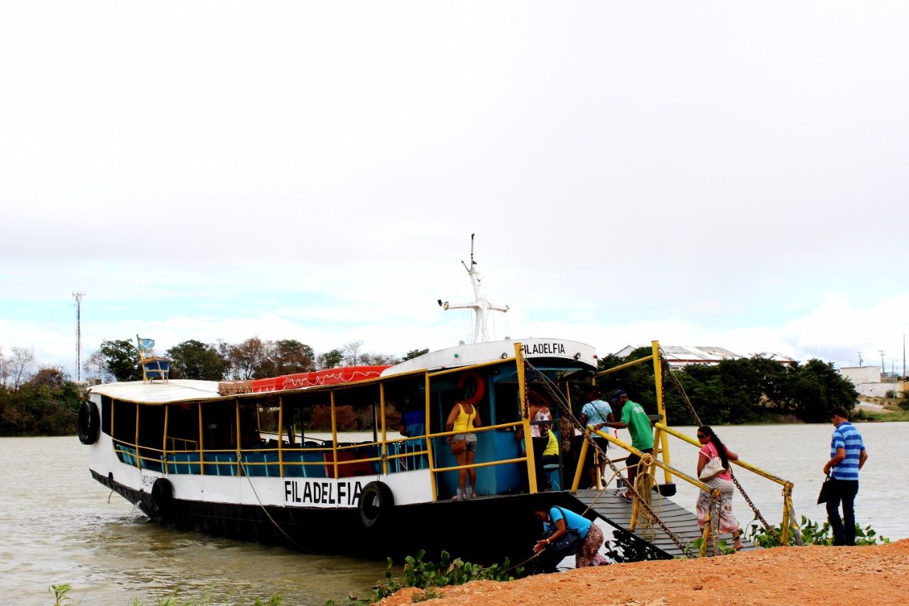 Посадка на очередное судно у набережной г. Петролина Петролина, Бразилия