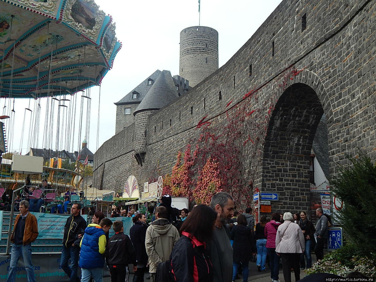 Осенняя ярмарка Лукасмаркт у крепостных стен Геновевабурга Майен, Германия
