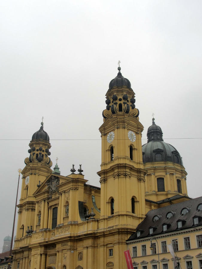 Театинеркирхе (нем. Theatinerkirche) — католическая коллегиальная церковь Святого Каетана в Мюнхене, была придворной и одновременно орденской церковью ордена театинцев. Это первая церковь, возведённая в стиле итальянского позднего барокко по северную сторону Альп. Мюнхен, Германия