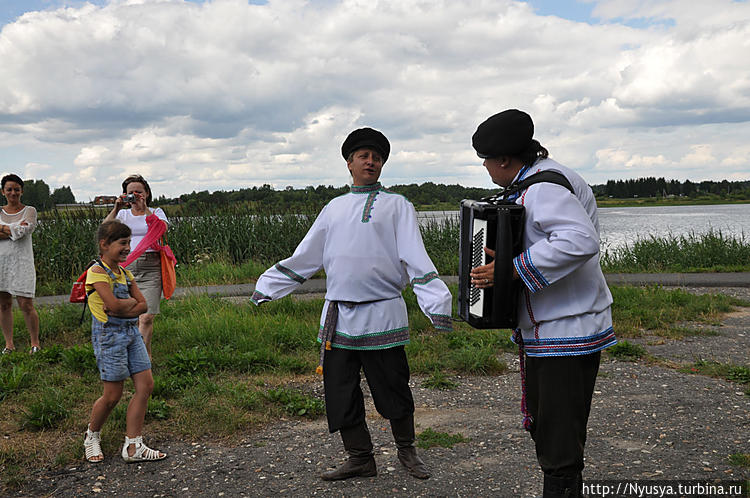 А песни-то сразу над трем