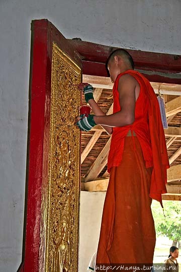 Входные двери в Храм Монастыря Ват Висуналат. Подновление двери. Фото из интернета