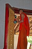Входные двери в Храм Монастыря Ват Висуналат. Подновление двери. Фото из интернета
