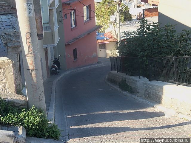 Крутые улочки на крутом склоне горы Пагос.